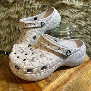 Selling Classic Platform 4 her Clog, Women’s size (7). Color: Patterned Gray